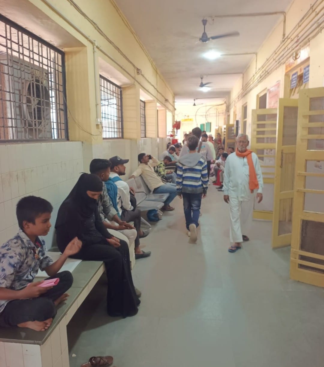 जिला असपताल में बैठे मरीज। संवाद जिला असपताल में बैठे मरीज। संवाद