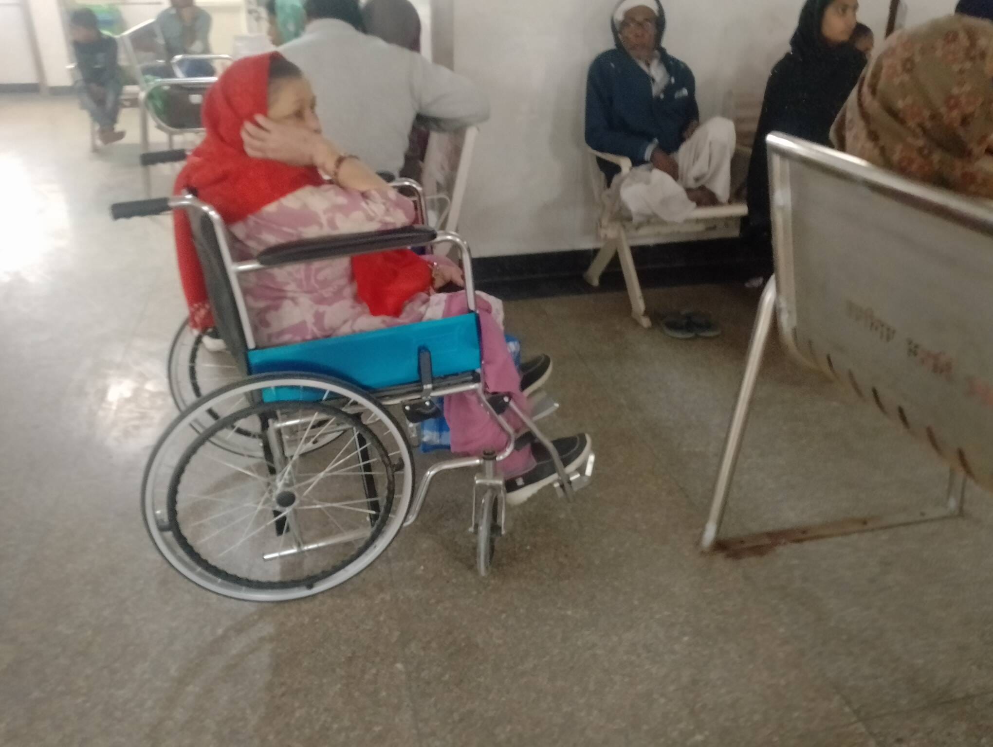 जिला नागरिक अस्पताल में विकलांग प्रमाण-पत्र के लिए पंजीकरण करते कर्मचारी। संवाद जिला नागरिक अस्पताल में विकलांग प्रमाण-पत्र के लिए पंजीकरण करते कर्मचारी। संवाद