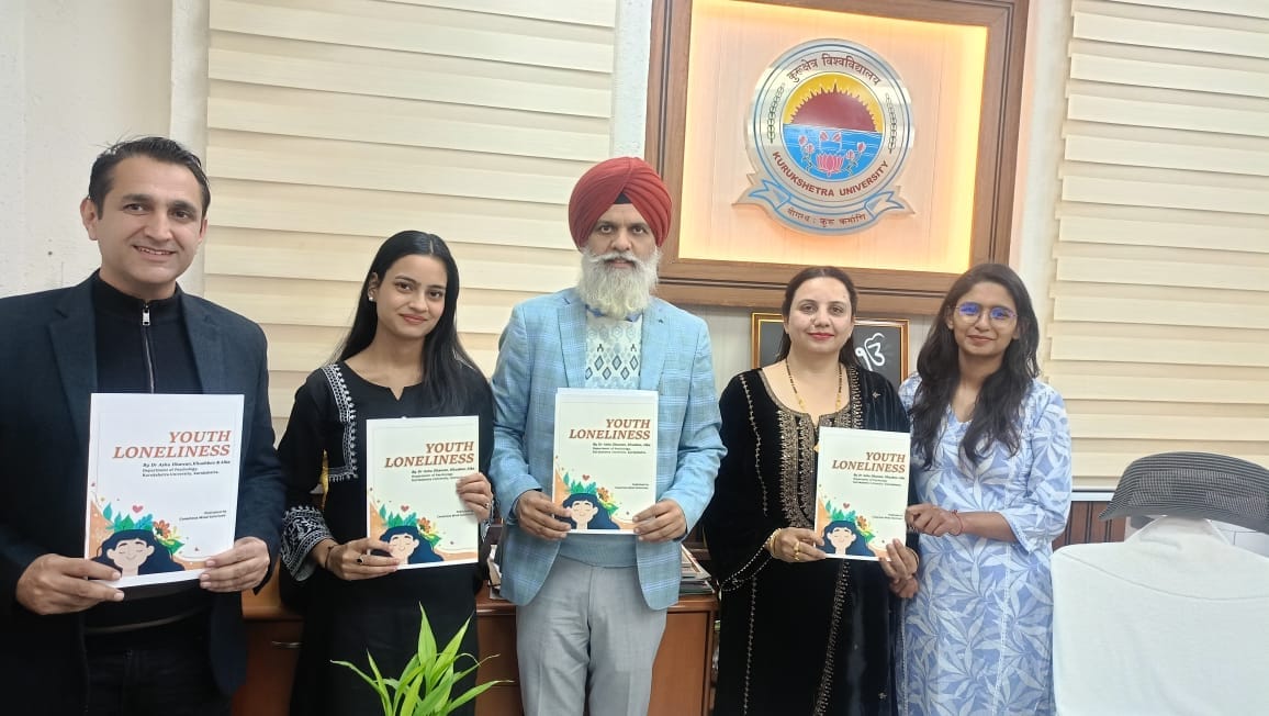 कुरुक्षेत्र। यूथ लोनलीनेस स्केल का विमोचन करने के दौरान प्रति दिखाते हुए कुलसचिव डॉ. वीरेंद्र प