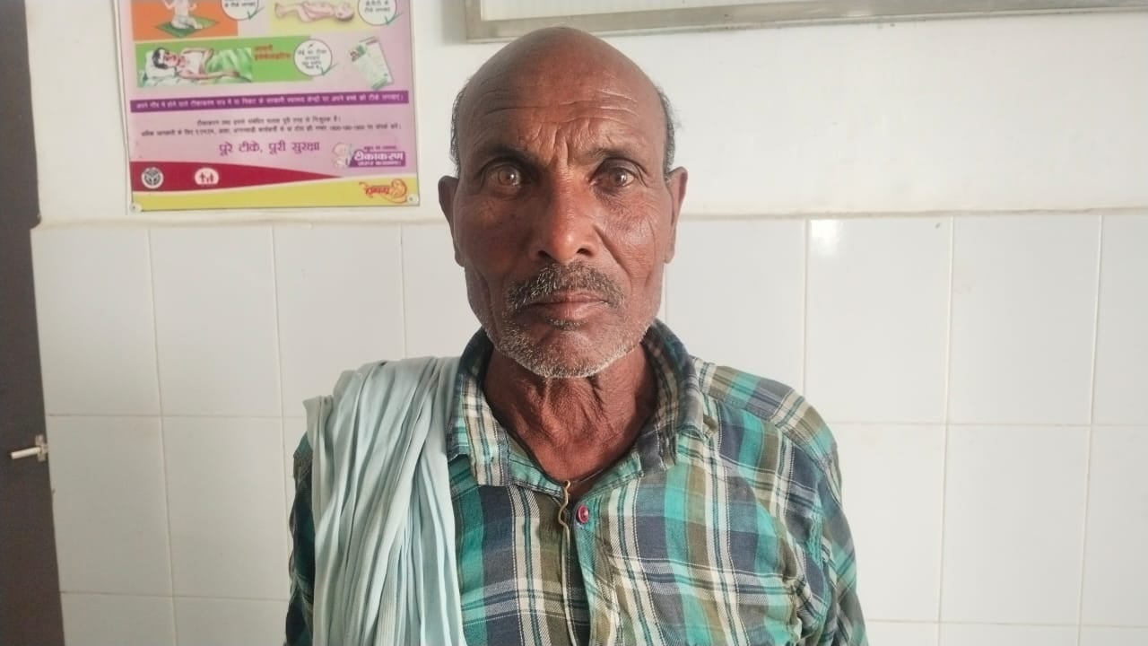 करारी सामुदायिक स्वास्थ्य केंद्र में मरीजों की जांच करते डॉ. बीबी अग्रवाल- संवाद करारी सामुदायिक स्वास्थ्य केंद्र में मरीजों की जांच करते डॉ. बीबी अग्रवाल- संवाद