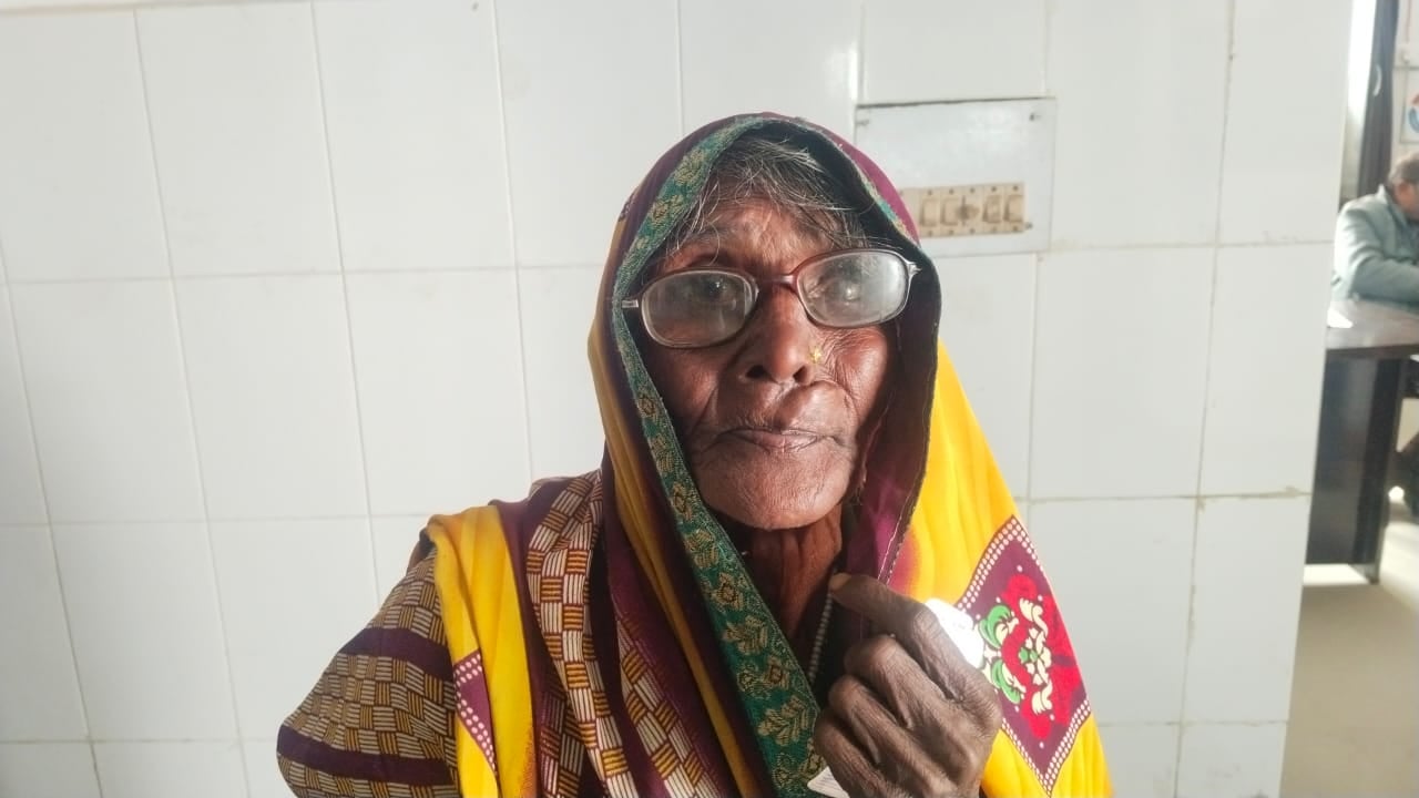 करारी सामुदायिक स्वास्थ्य केंद्र में मरीजों की जांच करते डॉ. बीबी अग्रवाल- संवाद करारी सामुदायिक स्वास्थ्य केंद्र में मरीजों की जांच करते डॉ. बीबी अग्रवाल- संवाद