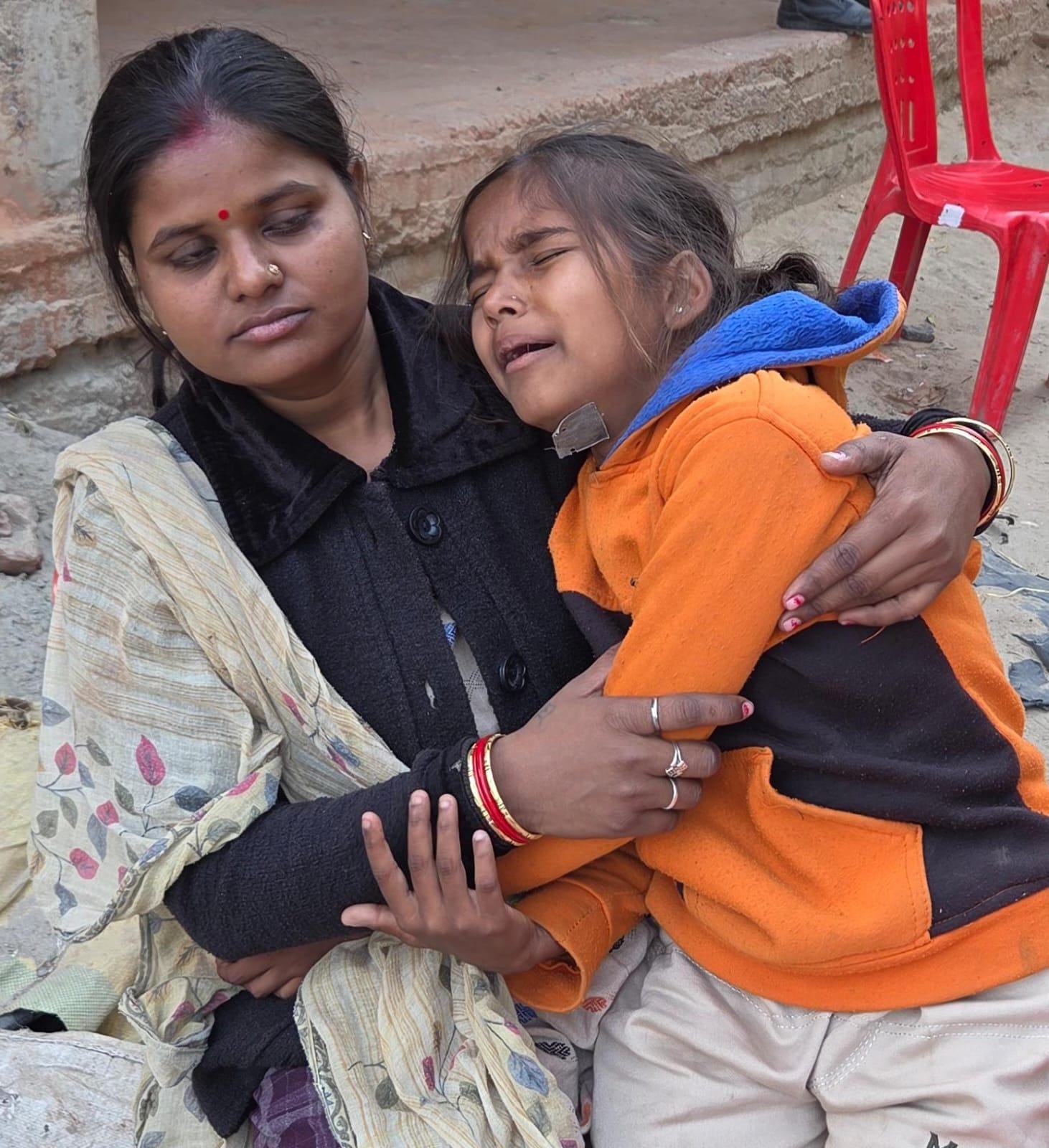 लुखारिया खेड़ा गांव में मां-बेटे का शव पहुंचने पर रोते-बिलखते परिजन। लुखारिया खेड़ा गांव में मां-बेटे का शव पहुंचने पर रोते-बिलखते परिजन।