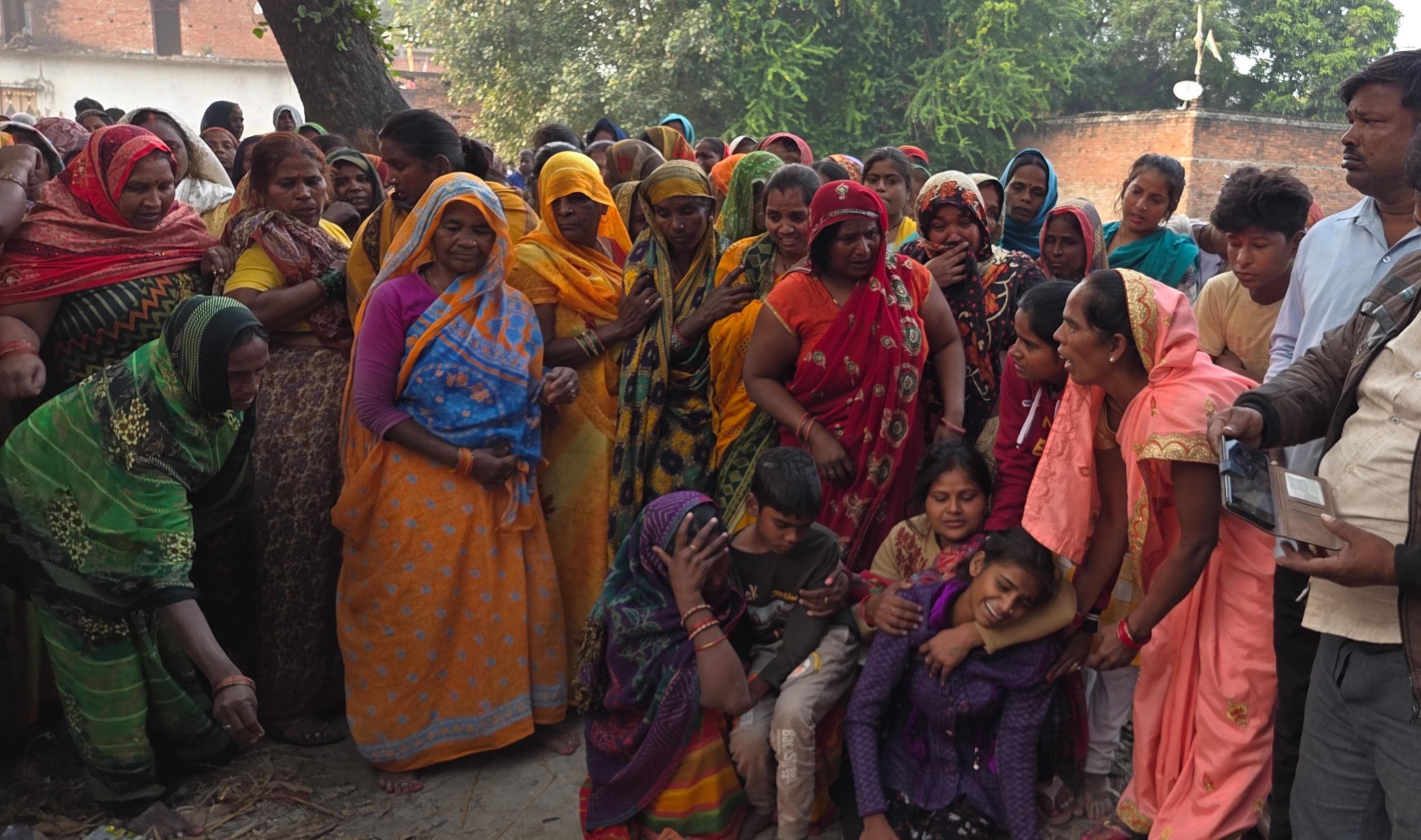 लुखारिया खेड़ा गांव में मां-बेटे का शव पहुंचने पर रोते-बिलखते परिजन। लुखारिया खेड़ा गांव में मां-बेटे का शव पहुंचने पर रोते-बिलखते परिजन।