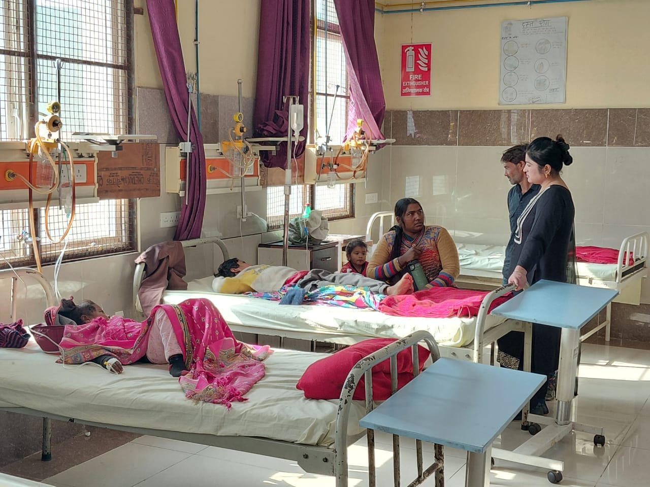 मेडिसिन वार्ड में मरीज की सांस फूलने की समस्या देखते चिकित्सक। संवाद