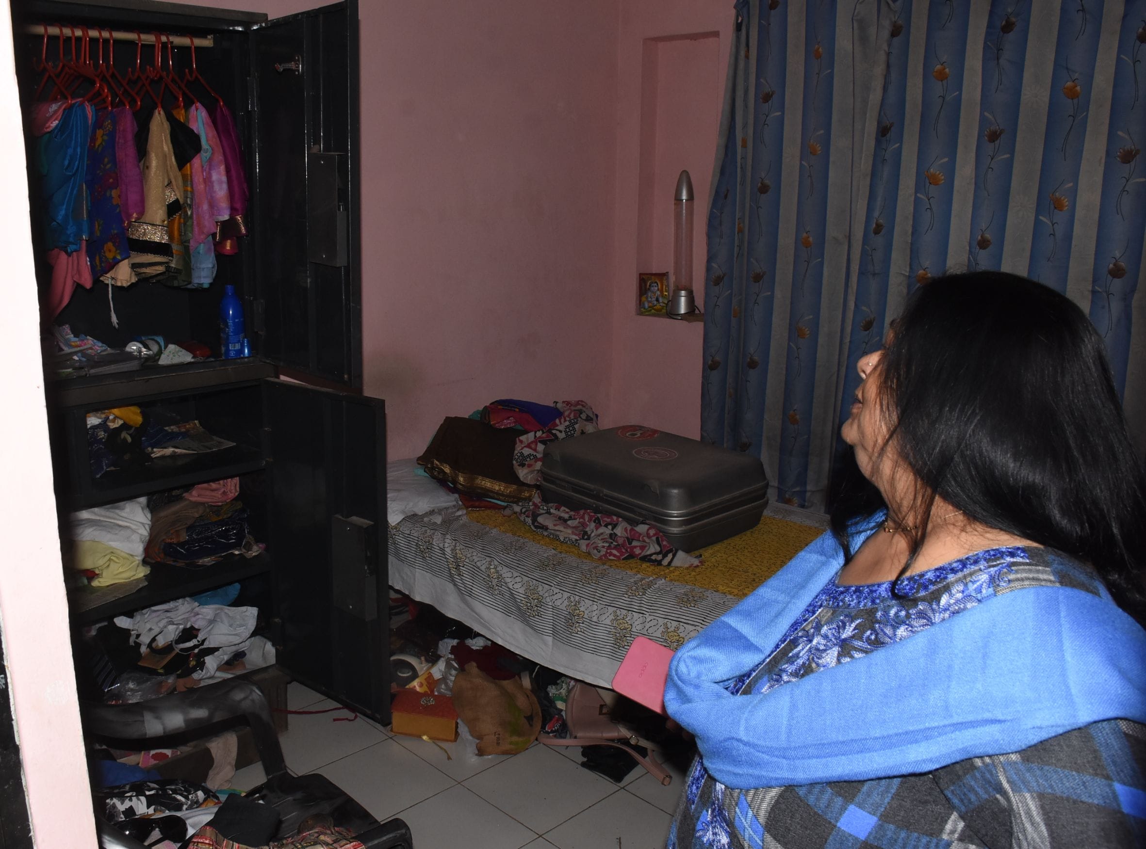 मौके पर जांच करती पुलिस, घर में बिखरा पड़ा सामान व सीसीटीवी में दिखा घर में जाता संदिग्ध। मौके पर जांच करती पुलिस, घर में बिखरा पड़ा सामान व सीसीटीवी में दिखा घर में जाता संदिग्ध।