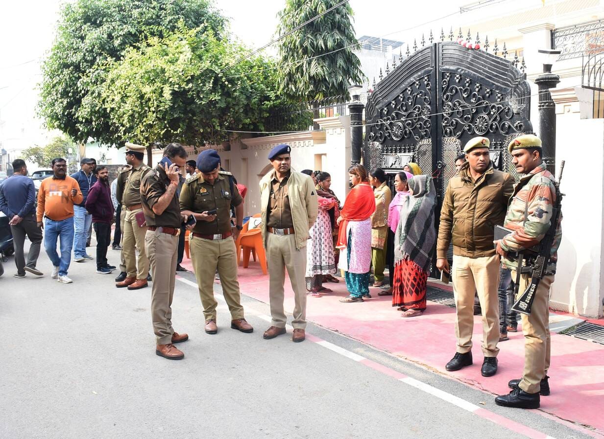 मौके पर जांच करती पुलिस, घर में बिखरा पड़ा सामान व सीसीटीवी में दिखा घर में जाता संदिग्ध। मौके पर जांच करती पुलिस, घर में बिखरा पड़ा सामान व सीसीटीवी में दिखा घर में जाता संदिग्ध।