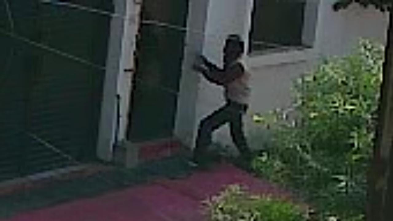 मौके पर जांच करती पुलिस, घर में बिखरा पड़ा सामान व सीसीटीवी में दिखा घर में जाता संदिग्ध। मौके पर जांच करती पुलिस, घर में बिखरा पड़ा सामान व सीसीटीवी में दिखा घर में जाता संदिग्ध।