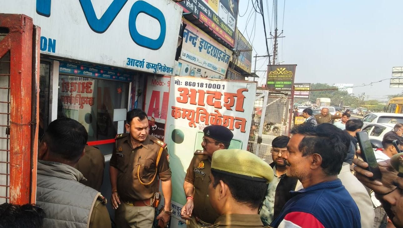 माैके पर जांच करती पुलिस व दुकानदारों से मिलने पहुंचे एमएलसी पवन सिंह चौहान।