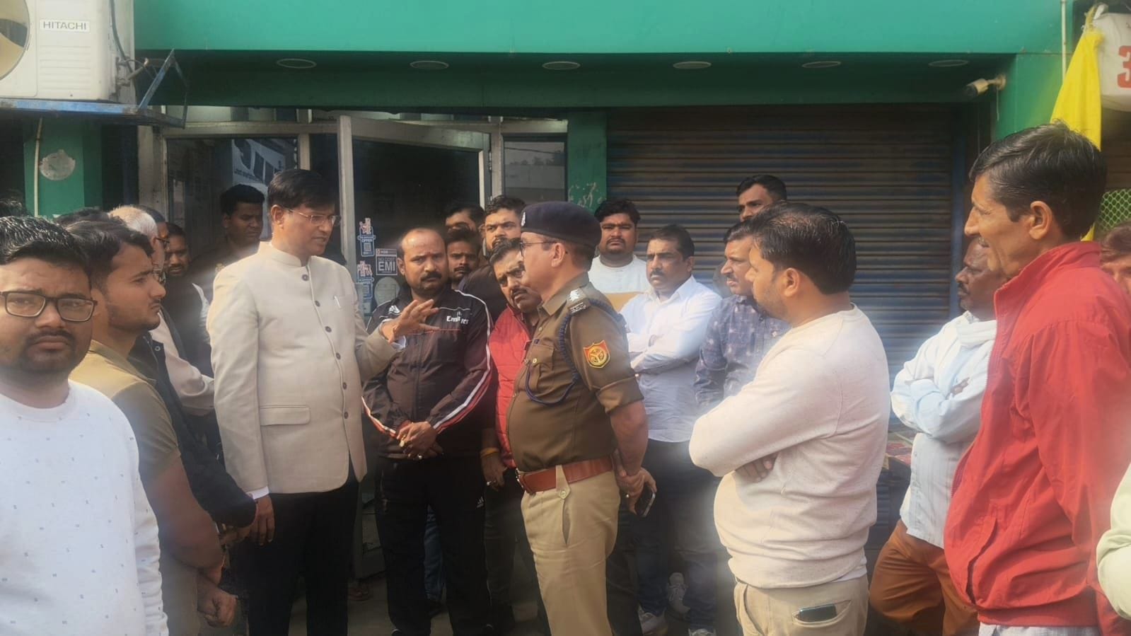 माैके पर जांच करती पुलिस व दुकानदारों से मिलने पहुंचे एमएलसी पवन सिंह चौहान।