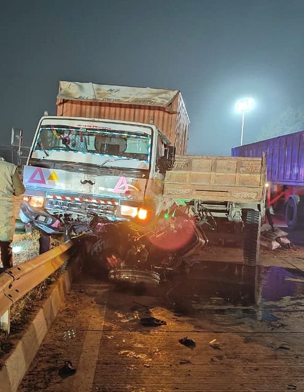 मनियारपुर में आयोजित मजलिस को संबोधित करते मौलाना। 