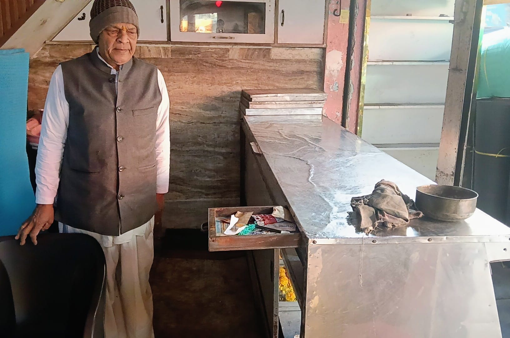 न्यू मिष्ठान भंडार की दुकान के ऊपर के हिस्से सीमेंट की जाली तोडकर खोला गया दरवाजा, जहां से दुका न्यू मिष्ठान भंडार की दुकान के ऊपर के हिस्से सीमेंट की जाली तोडकर खोला गया दरवाजा, जहां से दुका