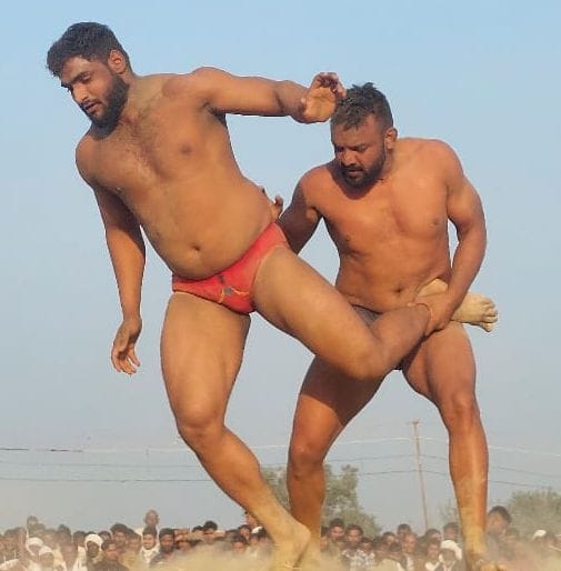 पहलवानों के हाथ मिलवाकर दंगल की शुरूआत करते शहर विधायक महेश चंद्र गुप्ता। संवाद