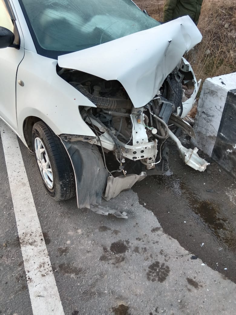 राजोरी चिंग्स सड़क हादसे मे क्षतिग्रस्त कार फोटो स्रोत संवाद