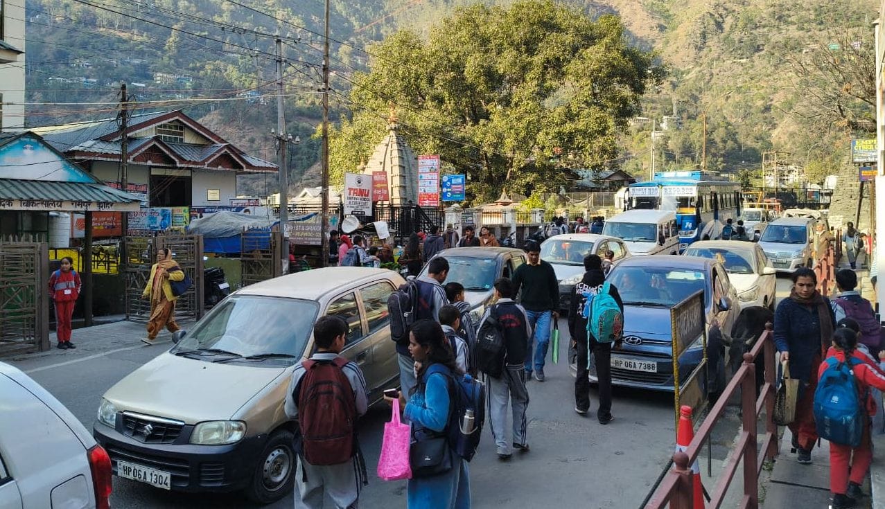 रामपुर के गौरा चौक में पांच बीघा भूमि पर प्रस्तावित है पार्किंग का निर्माण। संवाद रामपुर के गौरा चौक में पांच बीघा भूमि पर प्रस्तावित है पार्किंग का निर्माण। संवाद