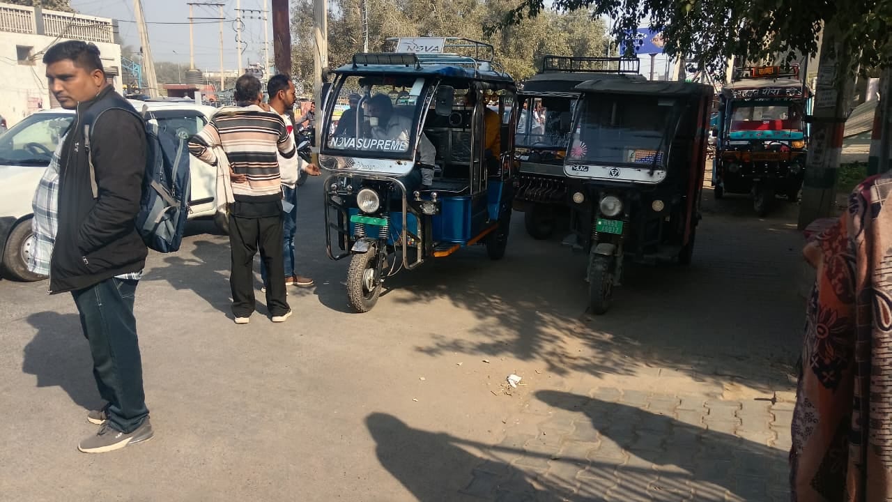 राष्ट्रीय राजमार्ग 9 के सर्विस रोड पर खड़ी पराली की गांठों से ट्रॉली। संवाद