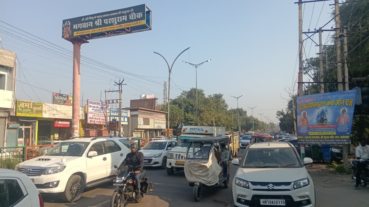 राष्ट्रीय राजमार्ग 9 के सर्विस रोड पर खड़ी पराली की गांठों से ट्रॉली। संवाद