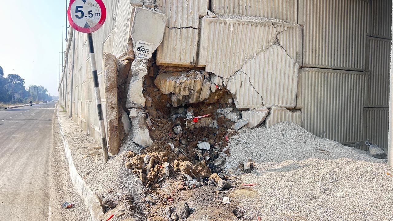 सोना सैयद माजरा अंडरपास की दीवार से टकराकर क्षतिग्रस्त हुआ डंपर का केबिन। संवाद