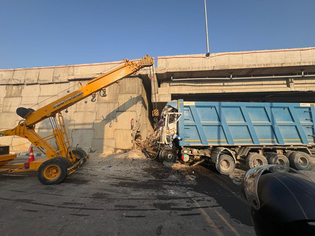 सोना सैयद माजरा अंडरपास की दीवार से टकराकर क्षतिग्रस्त हुआ डंपर का केबिन। संवाद