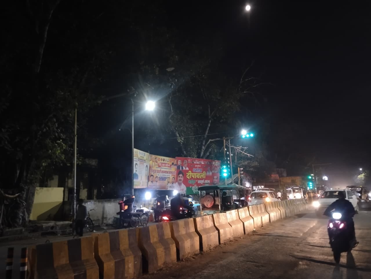 शाहजहांपुर में शहीद अहमद उल्ला शाह पॉर्क के पास लगा होर्डिंग। संवाद