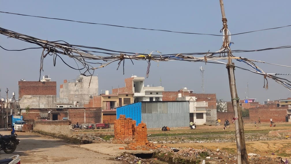 शास्त्रीनगर के कुछ हिस्से में बांस पर झूलते तार। संवाद शास्त्रीनगर के कुछ हिस्से में बांस पर झूलते तार। संवाद