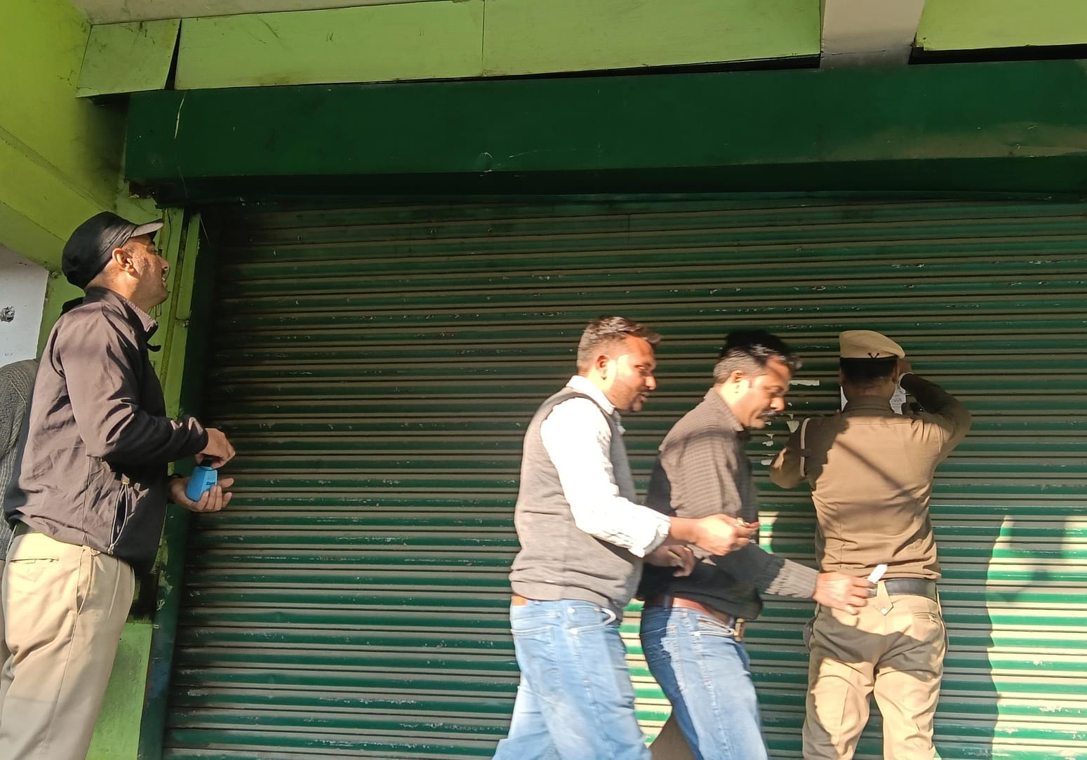 टैक्स जमा न कराने फैक्टरी पर सील लगाते निगम कर्मी। प्रवक्ता