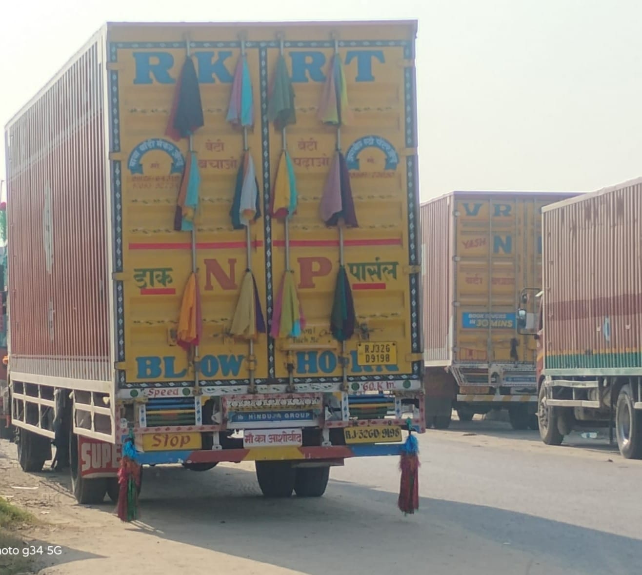 दिल्ली-जयपुर हाईवे के सर्विस रोड पर बिना रिफलेक्टर के खड़ा वाहन। संवाद