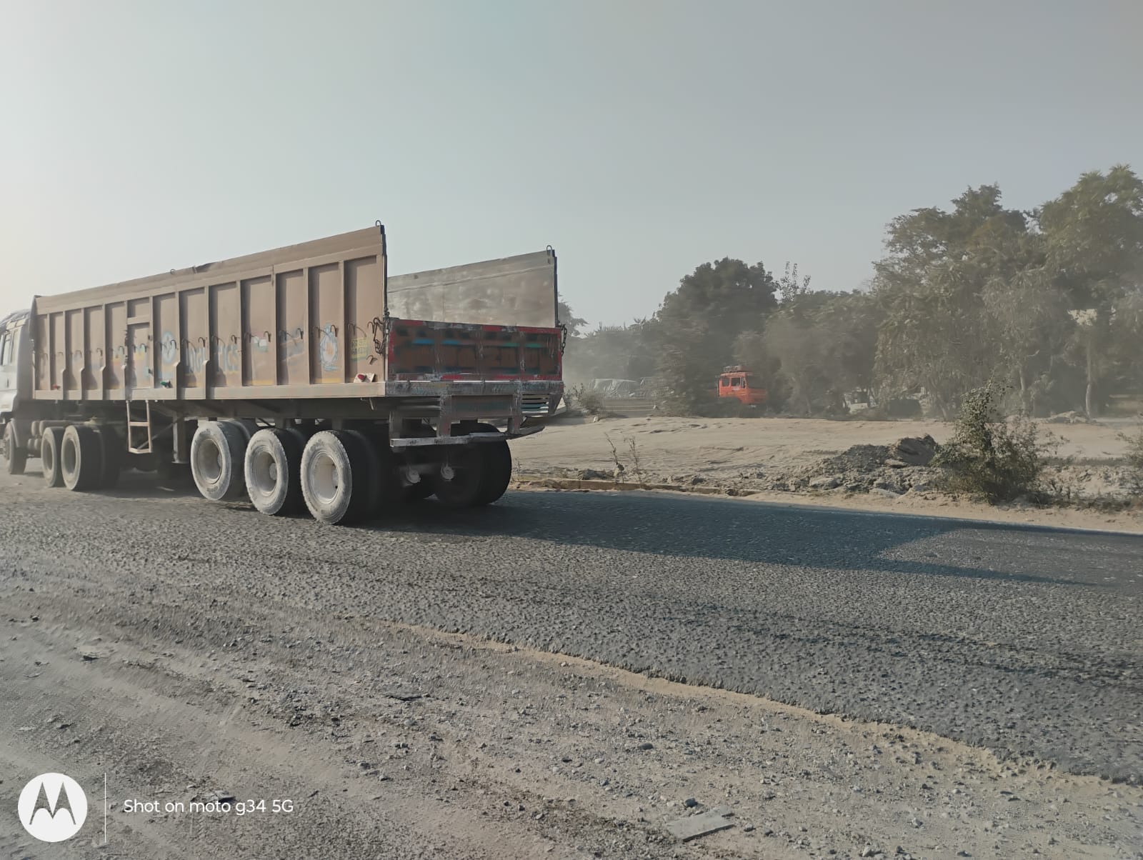 दिल्ली-जयपुर हाईवे के सर्विस रोड पर बिना रिफलेक्टर के खड़ा वाहन। संवाद