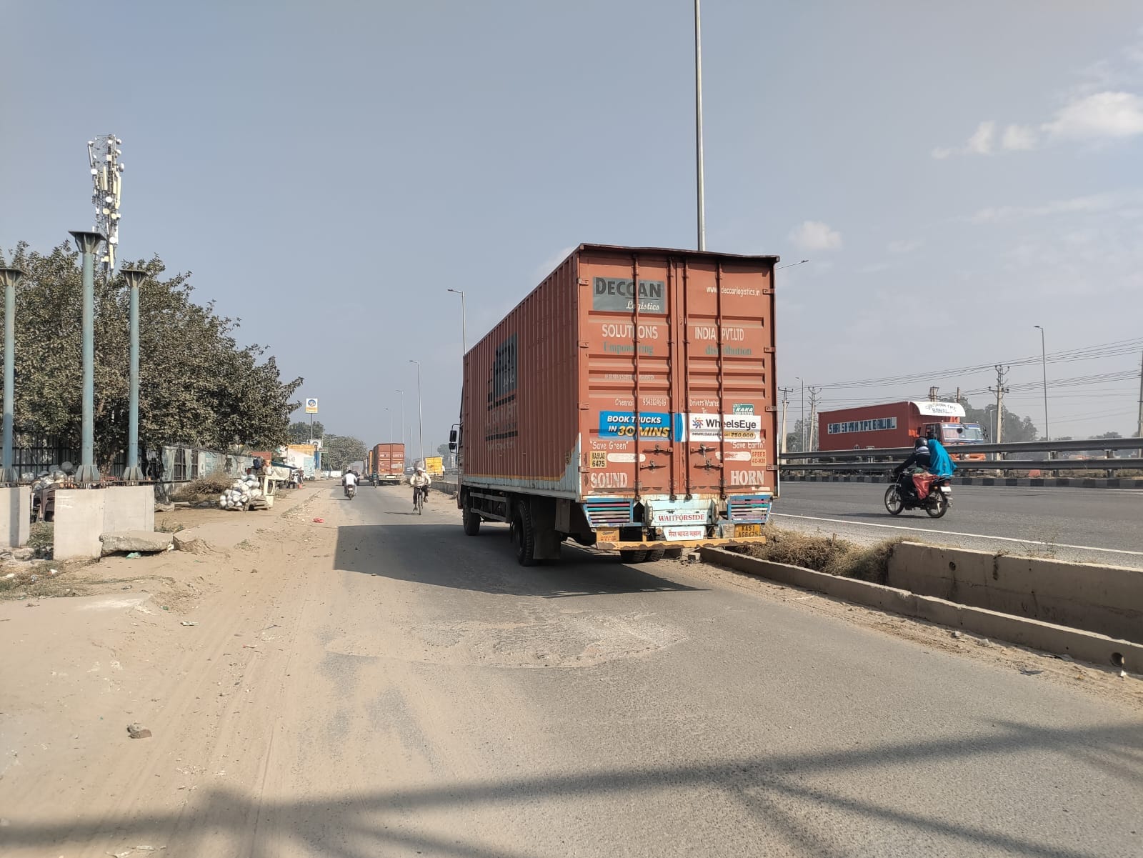 दिल्ली-जयपुर हाईवे के सर्विस रोड पर बिना रिफलेक्टर के खड़ा वाहन। संवाद