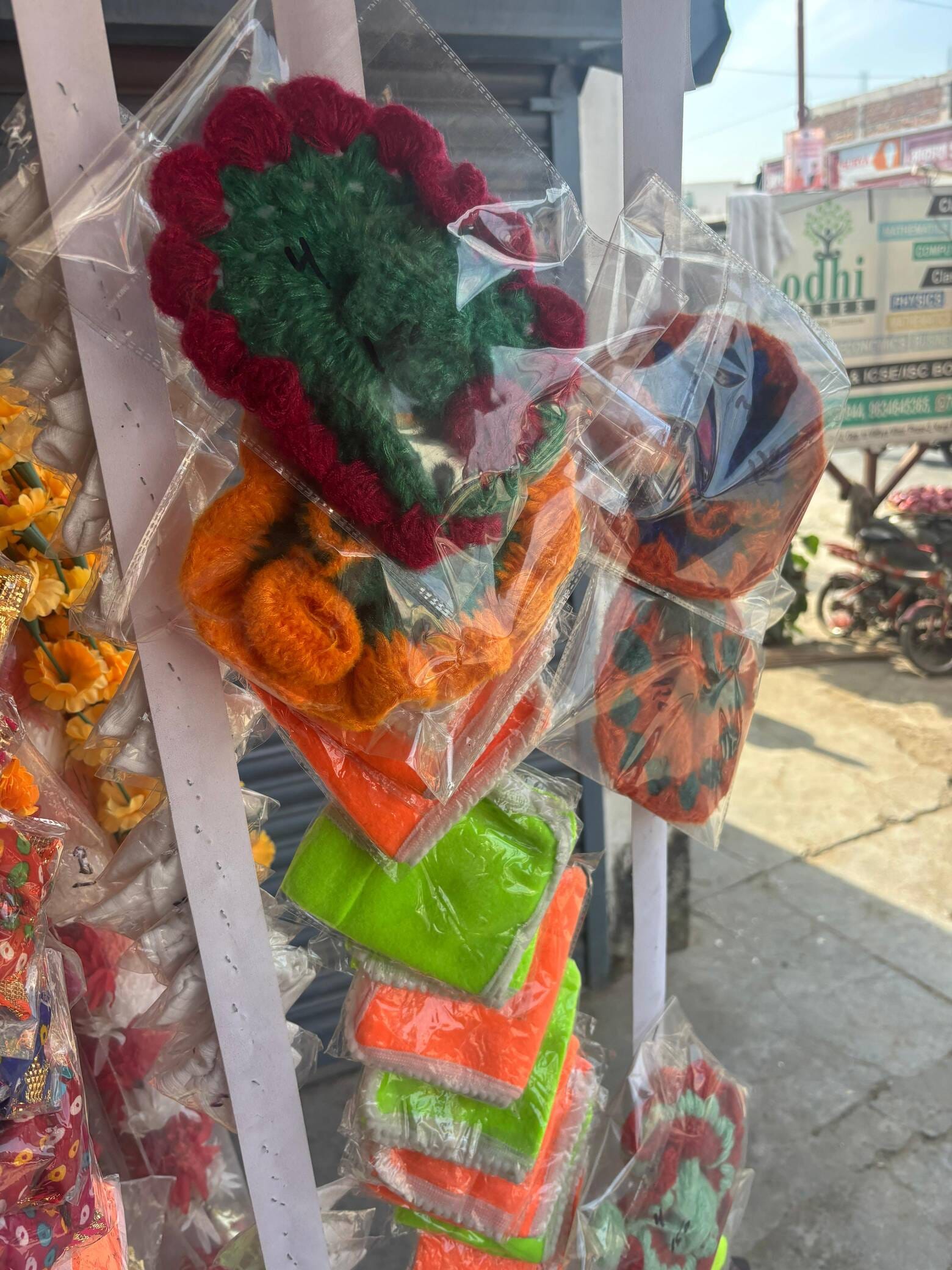 ऊनी कपड़ो में सजे लड्डू गोपाल। संवाद