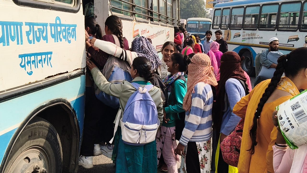 यमुनानगर बस स्टैंड पर बसों का इंतजार करते लोग। संवाद यमुनानगर बस स्टैंड पर बसों का इंतजार करते लोग। संवाद