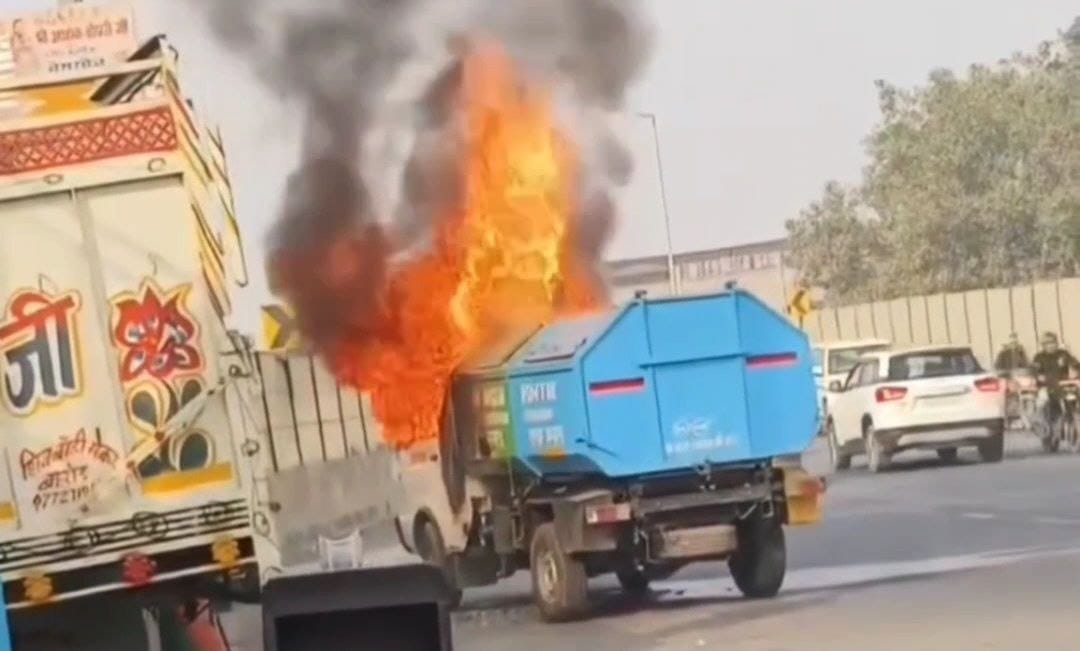 07...रोहतक में एलिवेटेड रोड पर जलकर ढांचा बनी नगर निगम की कचरा उठाने वाली गाड़ी। संवाद 07...रोहतक में एलिवेटेड रोड पर जलकर ढांचा बनी नगर निगम की कचरा उठाने वाली गाड़ी। संवाद