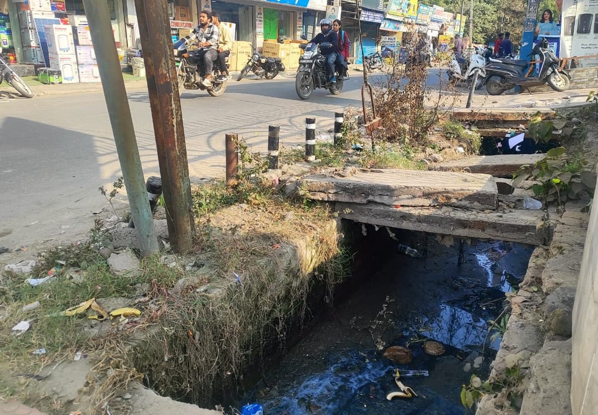 10...शहर के पालिका बाजार के पास नाले में जमा गंदगी । संवाद