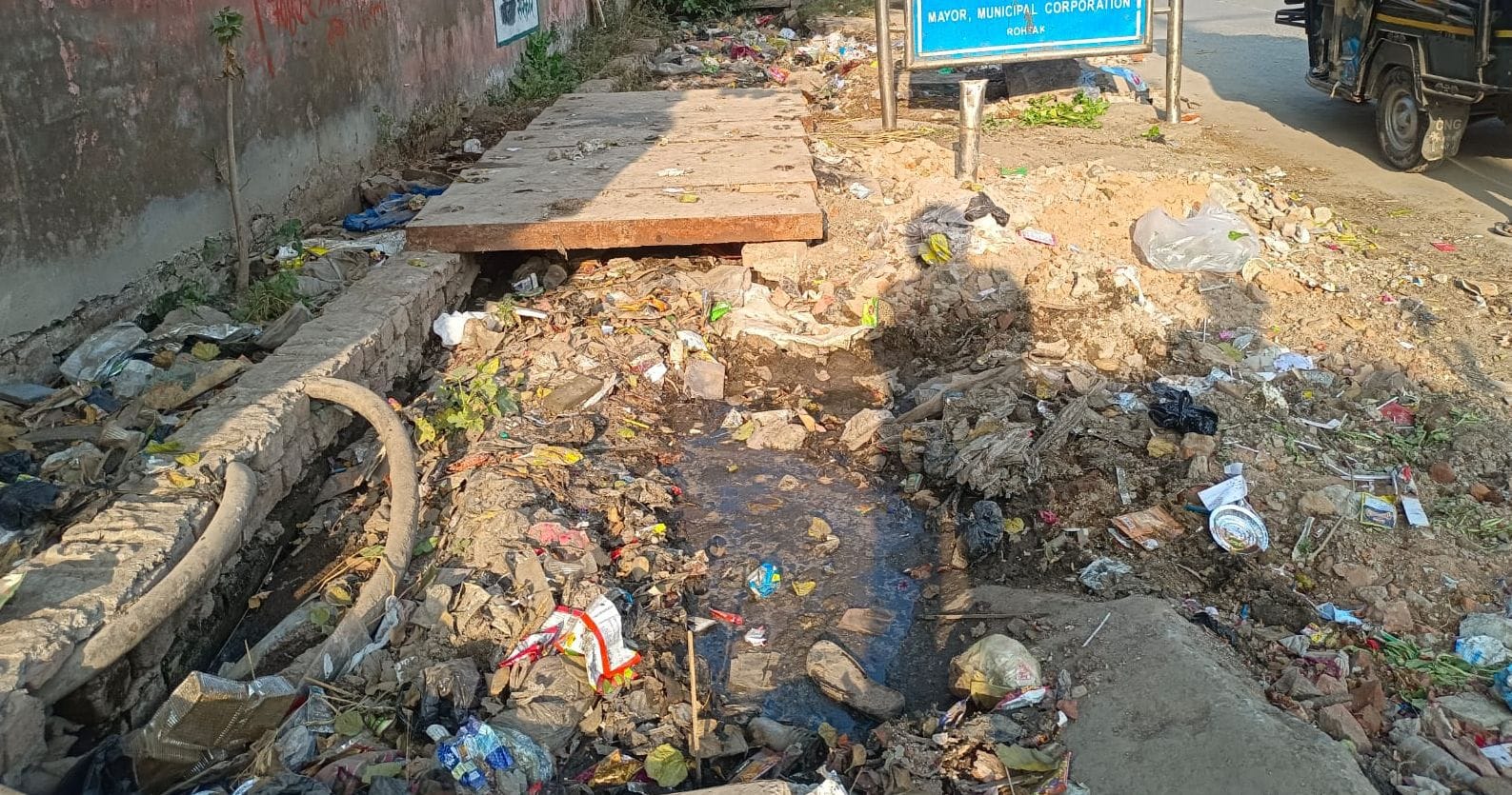 10...शहर के पालिका बाजार के पास नाले में जमा गंदगी । संवाद
