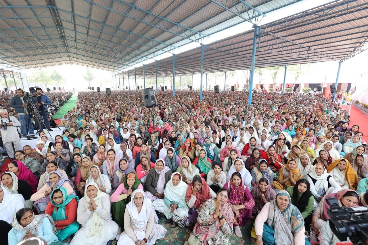 31...रोहतक के राधास्वामी आश्रम में सत्संग करते सतगुरु कंवर साहेब। स्रोत : आयोजक 31...रोहतक के राधास्वामी आश्रम में सत्संग करते सतगुरु कंवर साहेब। स्रोत : आयोजक