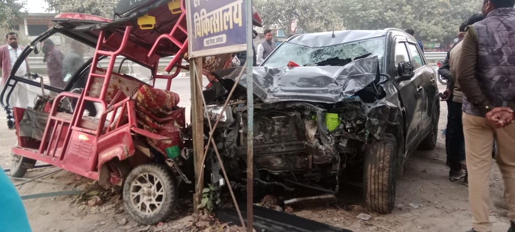 42-लखनऊ-अयोध्या नेशनल हाईवे के मवई चौराहा के पास स्थित बैंक आफ इंडिया के सामने हादसे के बाद क् 42-लखनऊ-अयोध्या नेशनल हाईवे के मवई चौराहा के पास स्थित बैंक आफ इंडिया के सामने हादसे के बाद क्