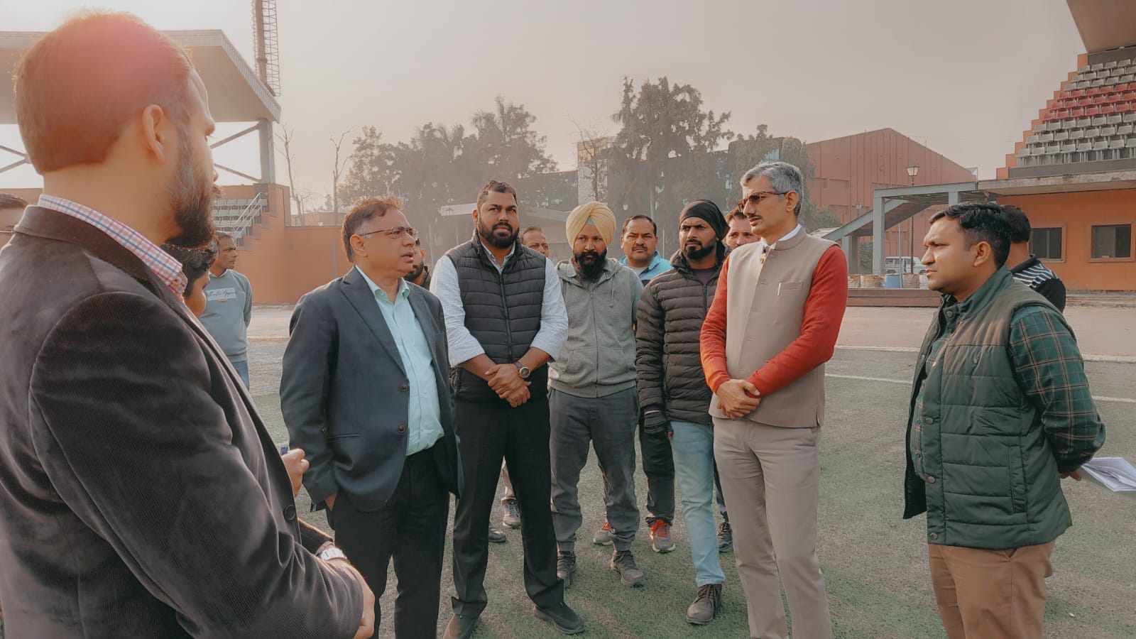 अंबाला सिटी के लखनौर साहिब गांव में वीएलडीए कॉलेज की अधूरी इमारत का निरीक्षण करते अधिकारी। प्र
