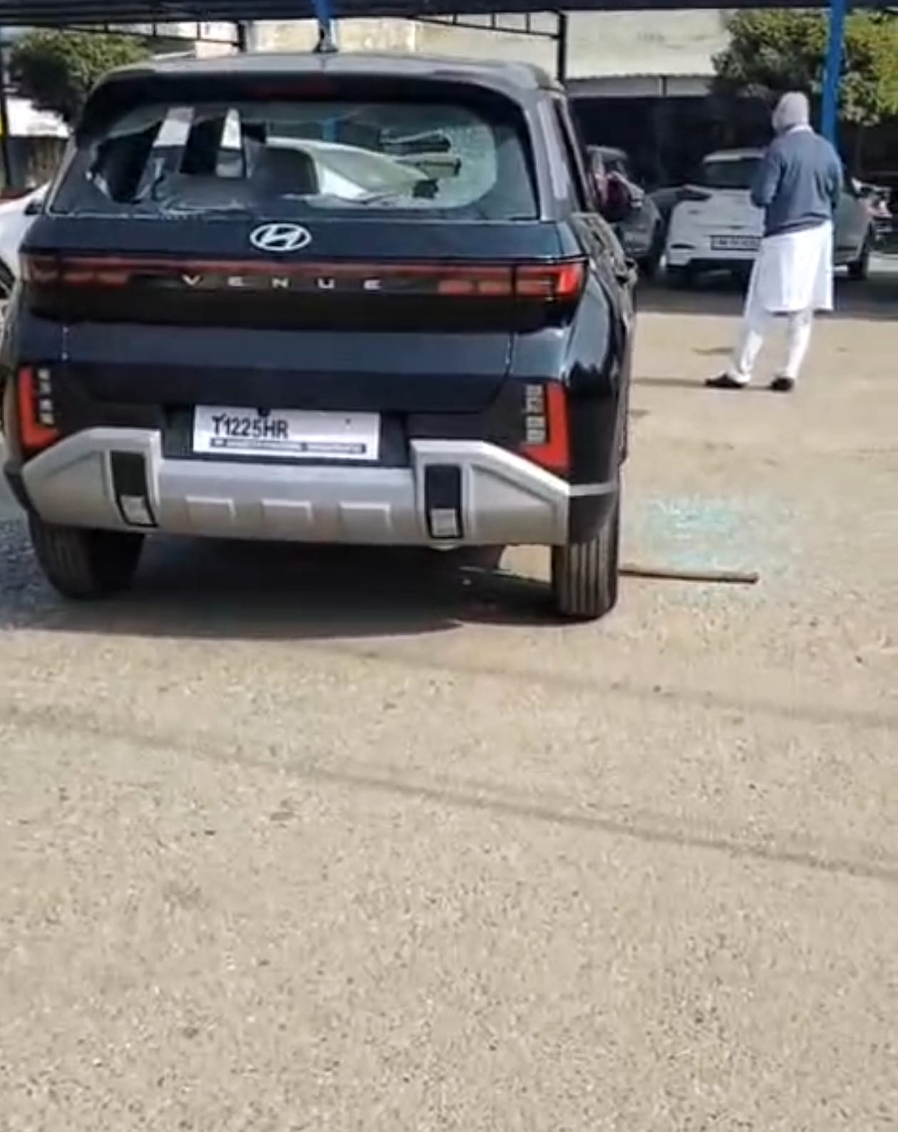 अंबाला-दिल्ली हाईवे स्थित मोहड़ा चौकी परिसर  में खड़ी कार पर डंडे से हमले के बाद बिखरा पड़ा का