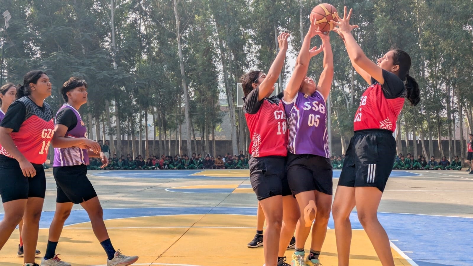 अनूपशहर में चल रही 64वीं महिला राज्य बास्केटबॉल चैंपियनशिप में प्रतिभाग करती खिलाड़ी। स्रोत: स