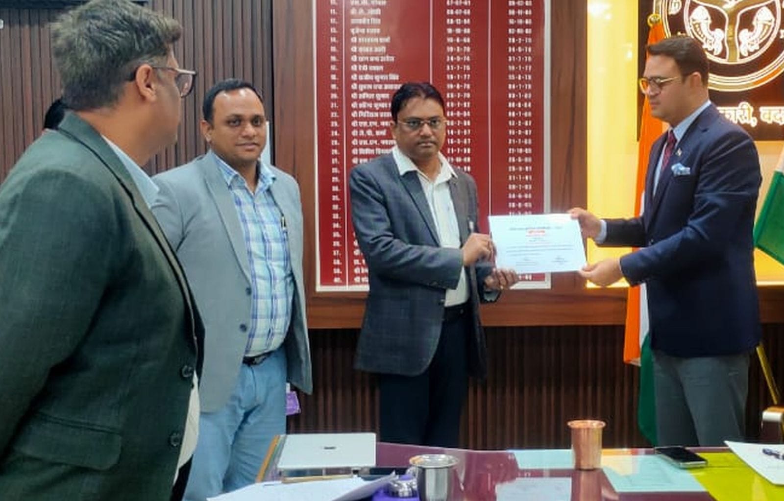 बीएलओ को सम्मानित करते एसडीएम प्रेमपाल सिंह। संवाद