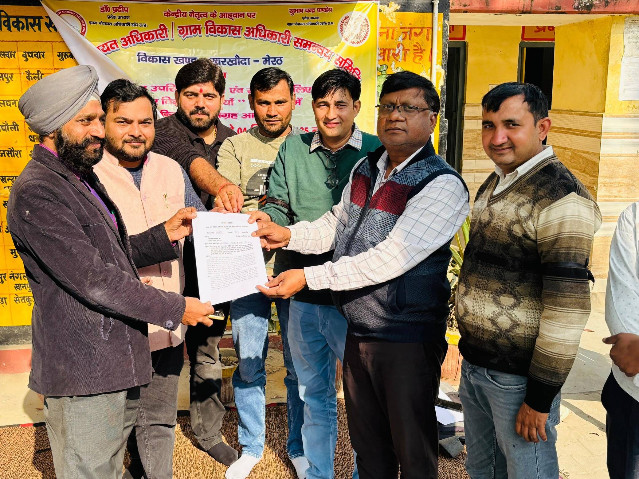 ब्लॉक मुख्यालय माछरा पर धरना दे रहे सचिवो द्वारा बीडीओ माछरा को मुख्यमंत्री के नाम ज्ञापन सौंपा