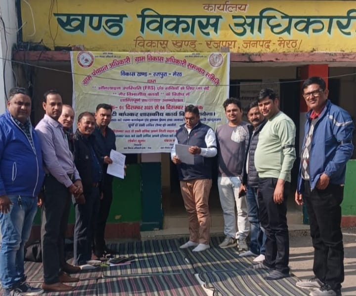 ब्लॉक मुख्यालय माछरा पर धरना दे रहे सचिवो द्वारा बीडीओ माछरा को मुख्यमंत्री के नाम ज्ञापन सौंपा
