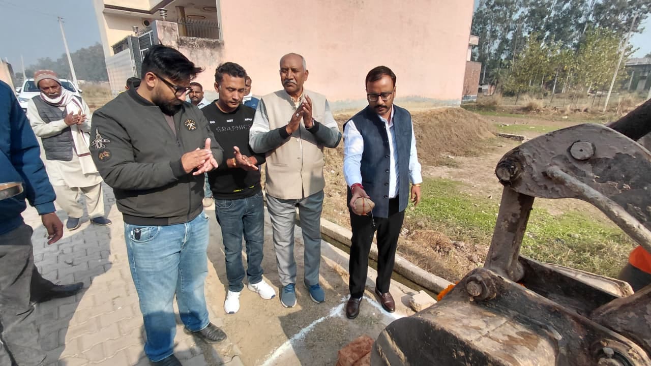 बराड़ा के वार्ड नंबर 12 में सीवरेज लाइन का कार्य आरंभ करवाते नपा चेयरमैन। संवाद