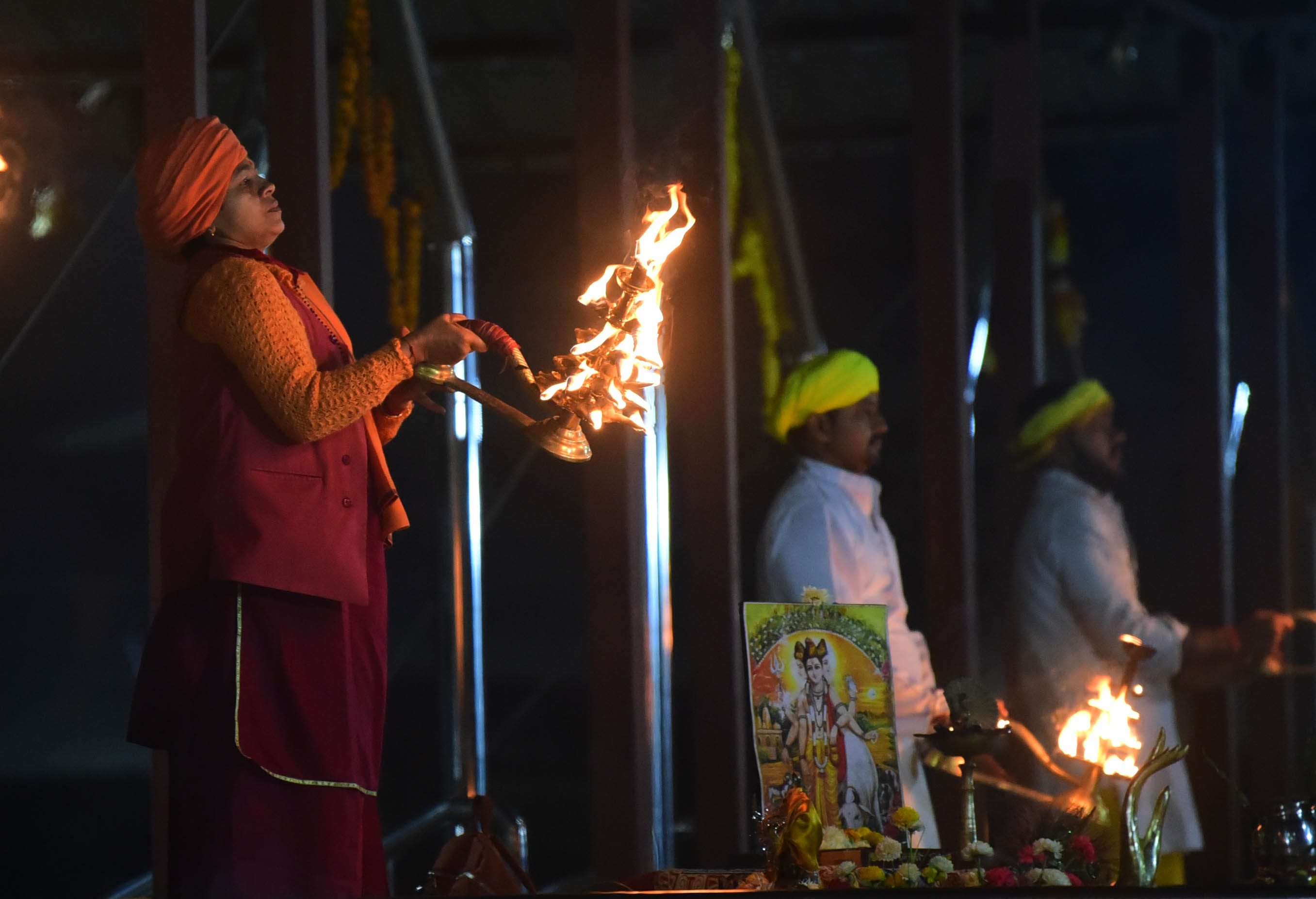 फूलों से सजाया तट, की महाआरती फूलों से सजाया तट, की महाआरती