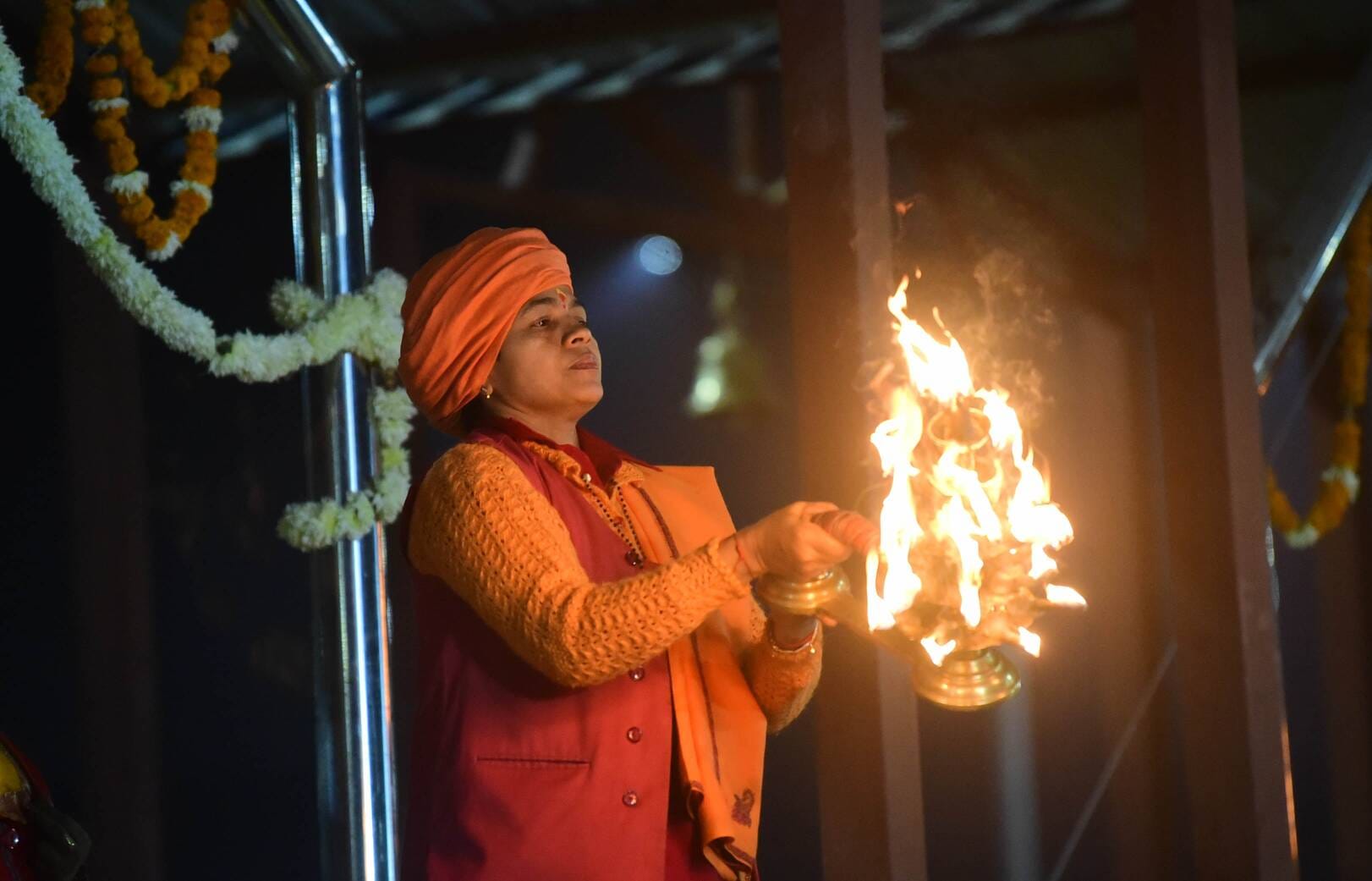 फूलों से सजाया तट, की महाआरती फूलों से सजाया तट, की महाआरती