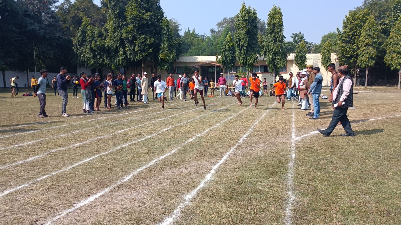 फोटो 05 एचएएमपी 33- स्टेडियम में मार्च पास्ट के दौरान सलामी देते खिलाड़ी। संवाद फोटो 05 एचएएमपी 33- स्टेडियम में मार्च पास्ट के दौरान सलामी देते खिलाड़ी। संवाद