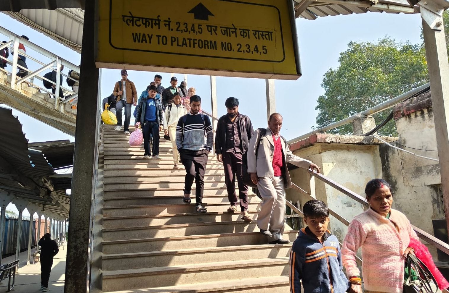 फोटो-10- छह घंटे की देर से उन्नाव स्टेशन पर पहुंची गोमती एक्सप्रेस। संवाद