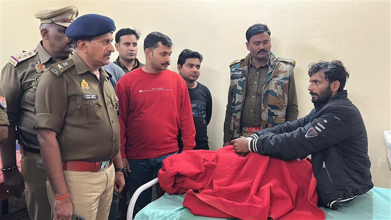 फोटो :11: घायल गोतस्कर को अस्पताल ले जाते पुलिस कर्मी। स्रोत : पुलिस फोटो :11: घायल गोतस्कर को अस्पताल ले जाते पुलिस कर्मी। स्रोत : पुलिस