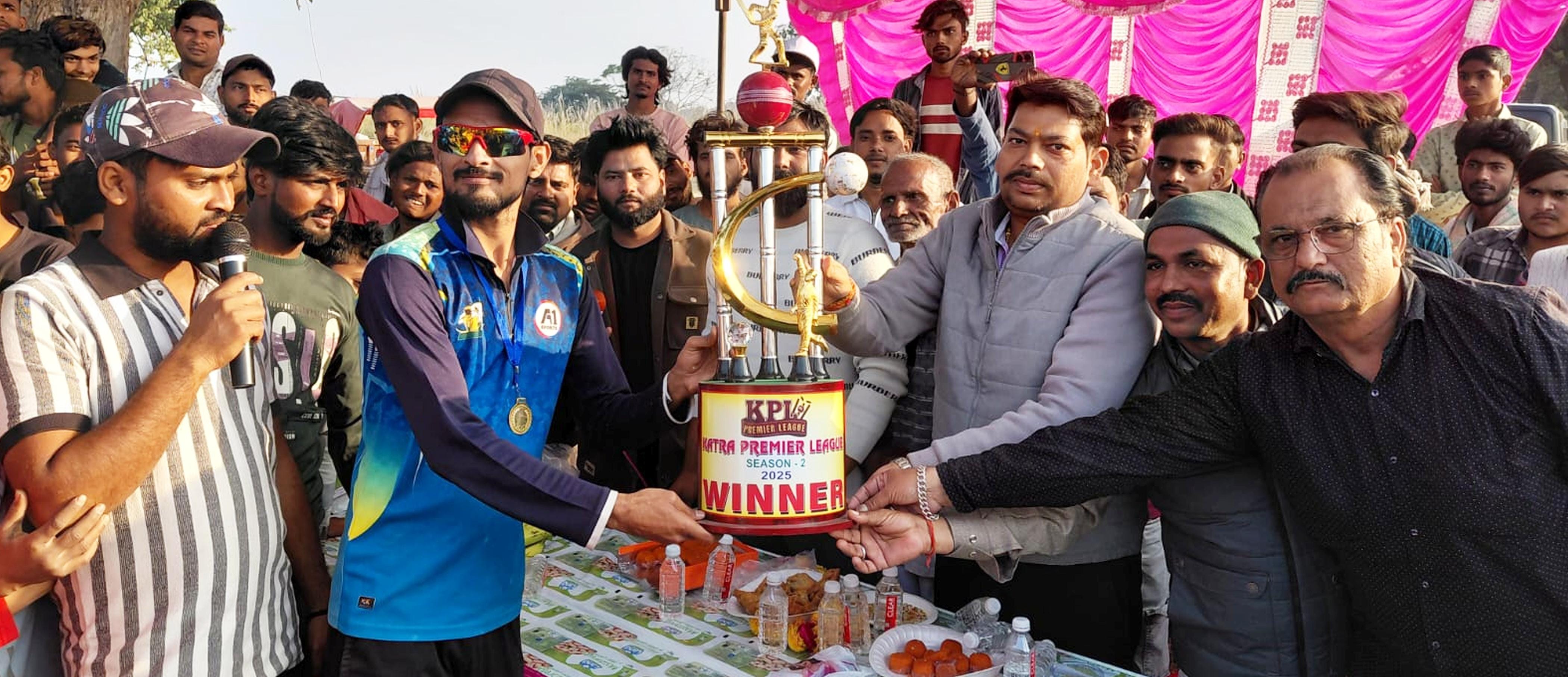 फोटो-12-विजेता टीम को ट्रॉफी देते ब्लॉक प्रमुख। संवाद