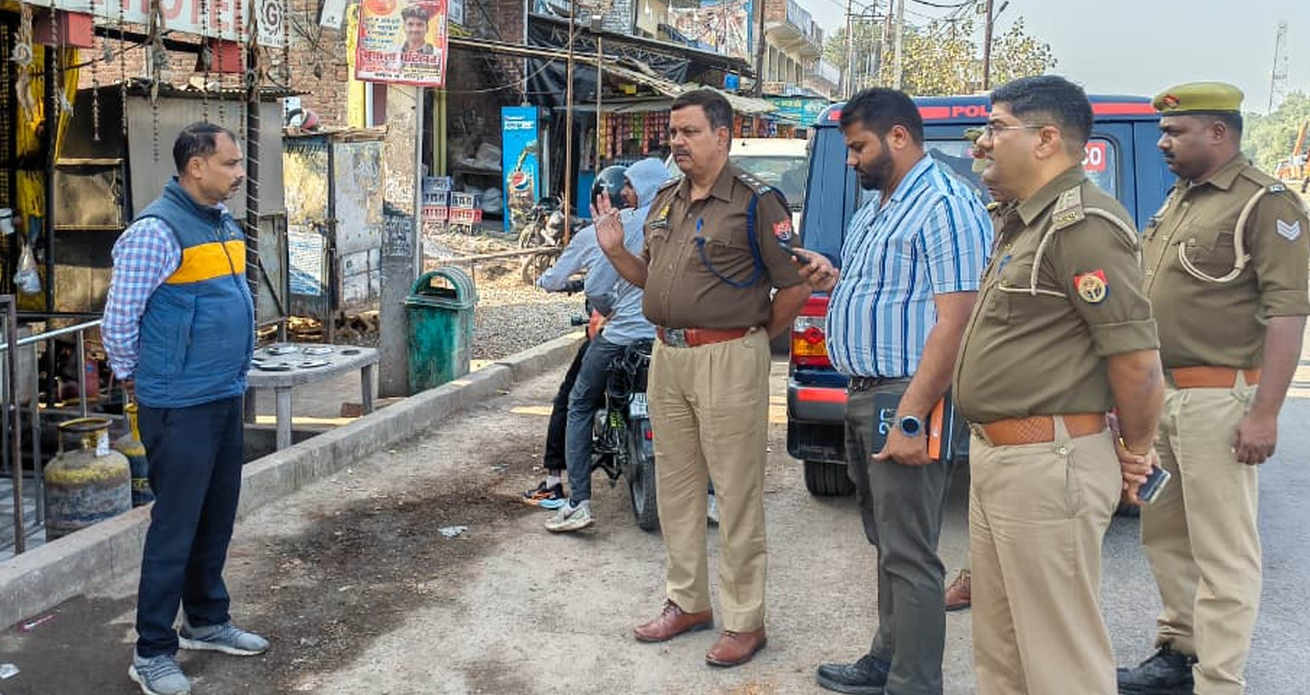 फोटो-15-होटल संचालक को निर्देशित करते सीओ यातायात। स्रोत-पुलिस