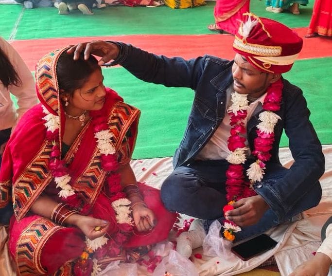 फोटो26कासगंज में बारह पत्थर मैदान पर आयोजित मुख्यमंत्री सामूहिक विवाह कार्यक्रम में नवदंपति को फोटो26कासगंज में बारह पत्थर मैदान पर आयोजित मुख्यमंत्री सामूहिक विवाह कार्यक्रम में नवदंपति को